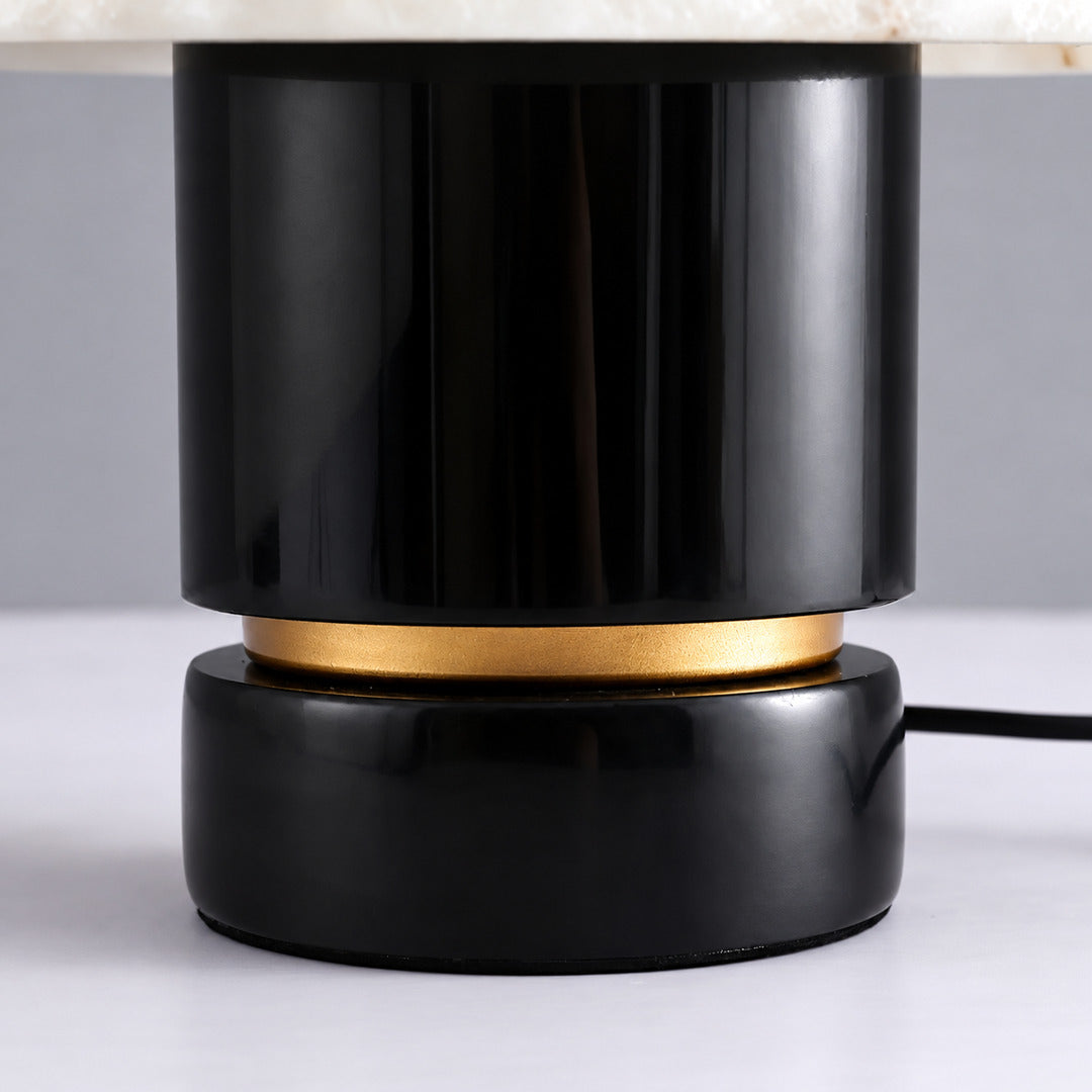 Detail of the black base of the Sasso table lamp
