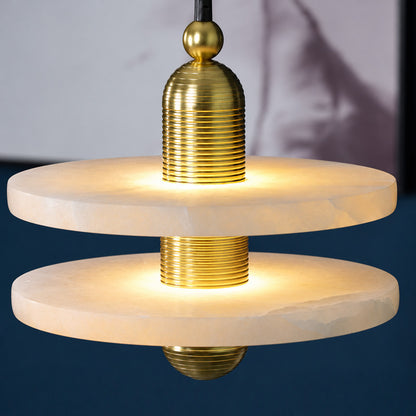 Close-up of the natural alabaster disc threaded on the ribbed metal column of the Saturno pendant like a ring in orbit